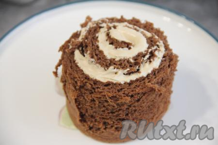 Можно разрезать корж на три широких полоски и сложить их друг на друга, у вас получится прямоугольный тортик. Я решила приготовить торт в виде улитки. Для этого корж, смазанный кремом, разрезать на 4 полоски. Свернуть вначале одну полоску, смазанную кремом, в улитку и поставить на плоскую тарелку.