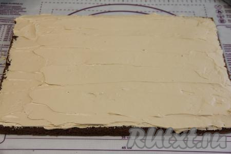 Смазать корж кремом (немного крема оставить для обмазывания торта). 