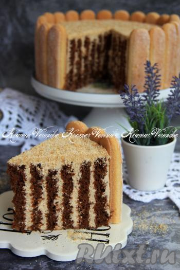 А вот как выглядит в разрезе наш наивкуснейший шоколадно-морковный торт. Коржи пропитываются творожно-сливочным кремом и получаются очень нежными.