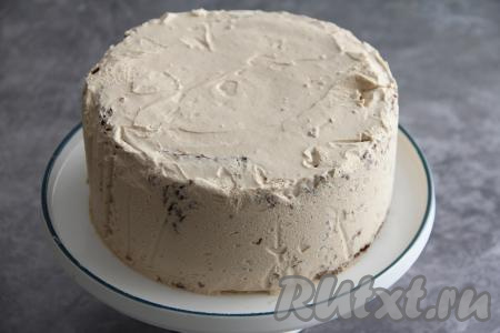 Обмазать шоколадно-морковный торт оставшимся кремом со всех сторон и убрать в холодильник на ночь.