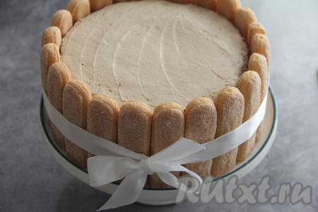 Готовый торт можно обсыпать кокосовой стружкой или измельчёнными орехами. Я украсила печеньем "Савоярди", получилось очень аккуратно.