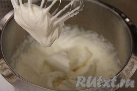 Сливки должны быть очень хорошо охлаждёнными. Взбить холодные сливки с сахарной пудрой на высоких оборотах миксера до мягких пиков.