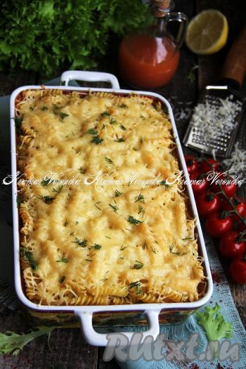 Достать готовое блюдо из духовки, аккуратно снять фольгу. Вкусные, сытные макароны с фаршем и сливками, покрытые аппетитной корочкой из сыра, горячими подать к столу.