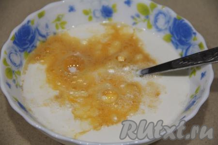 В отдельной ёмкости соединить яйца и сливки, посолить по вкусу, перемешать вилкой до однородности.&nbsp;