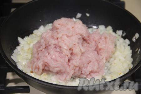К обжаренному луку выложить мясной фарш, перемешать.