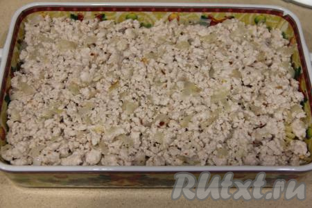Затем равномерно выложить фарш с луком.