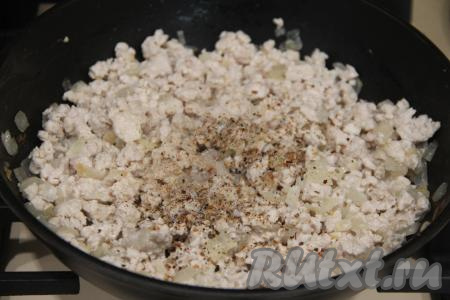 Посолить, поперчить обжаренный фарш, снять с огня и дать немного остыть.