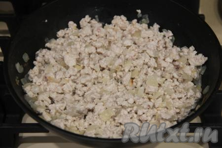 Обжарить фарш с луком, тщательно разбивая комочки фарша, в течение минут 10.