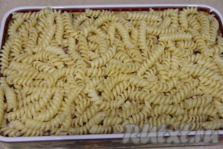 Поверх фарша выложить оставшиеся макароны.