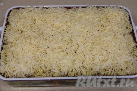 Равномерно залить макароны с фаршем получившейся смесью из сливок и яиц. Сверху присыпать макароны натёртым сыром. Форму накрыть фольгой и поставить в духовку, разогретую до 200 градусов, минут на 30.&nbsp;