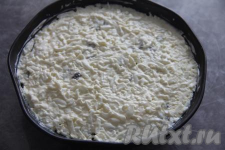 Следующим слоем будут яйца, натёртые на крупноё тёрке. Слой яиц смазать майонезом.