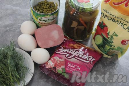 Подготовить продукты для приготовления салата "На траве дрова" с сухариками. Яйца предварительно сварить вкрутую (варим с момента закипания 10 минут), затем остудить их и почистить. Зелень (у меня - укроп, зелёный лук и петрушка) промыть водой, обсушить.