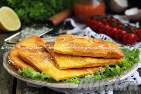 Готовую тортилью с яйцом и сыром переложить на доску, нарезать на кусочки и подать к столу в горячем виде. Очень вкусно, всем советую!