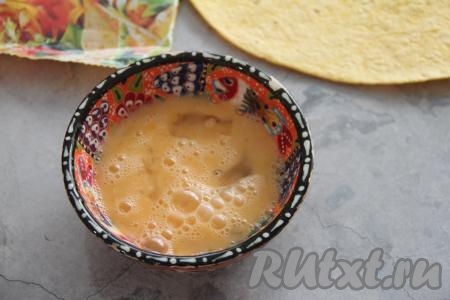 Яйца вбить в миску, подсолить и сразу взбить вилкой до однородности.