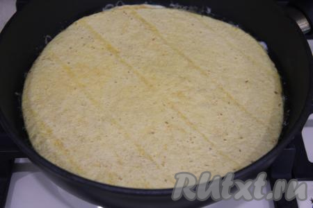 Накрыть сразу сверху второй тортильей и слегка её прижать. Готовить на среднем огне 2 минуты.