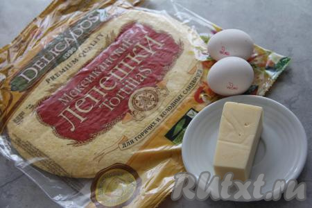 Подготовить продукты для приготовления тортильи с сыром и яйцом на сковороде.