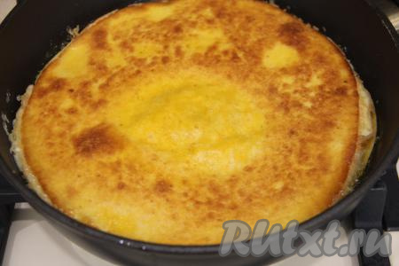 Затем аккуратно перевернуть лепёшку с начинкой и жарить ещё 2-3 минуты. Сыр расплавится и соединит две тортильи в одну лепёшку.