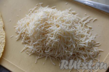 Сыр натереть на мелкой тёрке.
