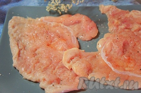 400 грамм куриного филе разрезать вдоль на 2 части. Каждый кусочек куриного филе отбить, посолить, поперчить. Получатся 2 отбивные.
