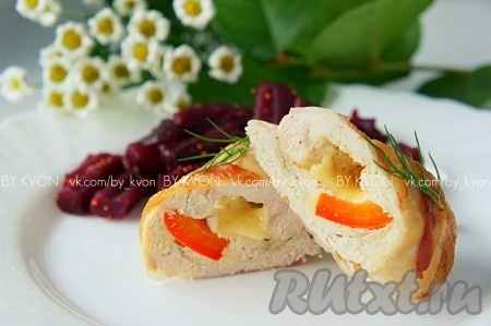 Куриные рулетики с сыром в беконе в духовке