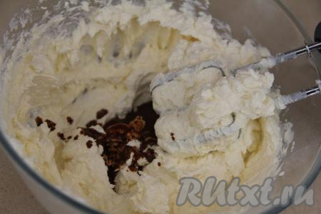 Кофе растворить в молоке и влить в крем, ещё раз перемешать миксером.