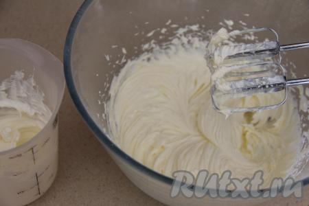 Взбить масло с пудрой миксером в течение 3-4 минут. Охлаждённые сливки отдельно взбить на высоких оборотах миксера до мягких пиков.