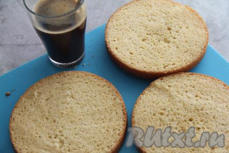 Для приготовления кофейной пропитки для бисквита нужно растворить 2 чайных ложки кофе в 200 миллилитрах горячей воды. Если любите достаточно сладкие десерты, тогда можно в кофе добавить сахар или сироп, я этого не делала. Дать кофе остыть. Остывший бисквит разрезать на три части.