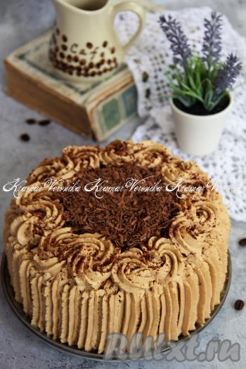 На следующий день с торта снять бортик формы. Крем, который мы оставляли в холодильнике, переложить в кулинарный мешок и покрыть бока и верх торта любым способом (я отсадила крем через фигурную насадку). Верх торта я присыпала натёртым шоколадом. Вот такой красивый торт получился. Если нет кулинарного мешка, можно просто промазать верх и бока торта лопаткой, а верх присыпать шоколадом.