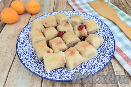 Готовые вареники достать шумовкой из кастрюли и подать сразу к столу. Отличным дополнением к таким вареничкам станет мёд, варенье или сметанка. Ленивые вареники, приготовленные из овсяной муки, получаются нежнейшими, они несомненно понравятся и взрослым, и детишкам!