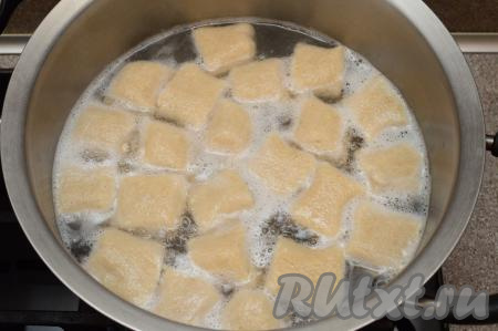 В кастрюле вскипятить воду, добавить щепотку соли. В кипящую воду выложить заготовки вареников. Как только вареники всплывут, уменьшить огонь до среднего и варить 2 минуты.