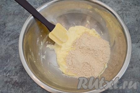 Всыпать 40 грамм овсяной муки и вмешать её в творожную массу.