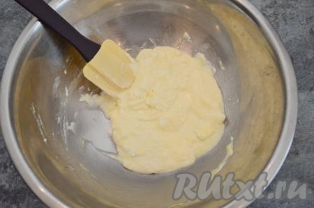 Размять сначала творожную массу вилкой, а затем перемешать до однородности лопаткой.