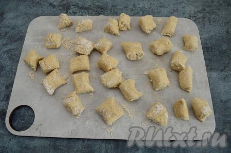 Ножом разделить колбаски на кусочки ориентировочно длиной 2-3 сантиметра - это и будут заготовки наших ленивых вареников.