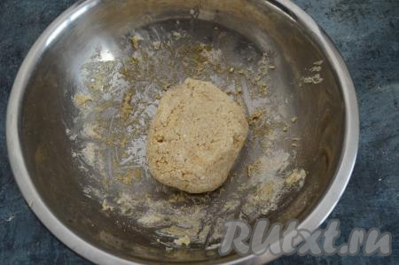 Постепенно добавляя оставшиеся 20-30 грамм овсяной муки, замесить вязкое, липнущее к рукам, но при этом держащее форму тесто для ленивых вареников. У меня на замешивание теста ушло всего 60 грамм муки, но это зависит от влажности творога и размера яйца. Старайтесь много муки не добавлять, иначе вареники у вас после варки будут, как резиновые. Оставить тесто на 5 минут. По истечении 5 минут овсяная мука впитает часть влаги и тесто станет менее липким.