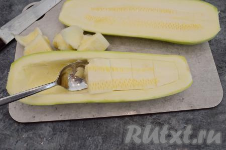 Разрезать кабачок вдоль на две части. Вынуть мякоть из кабачков. Я вынимаю мякоть так: беру одну половину кабачка, ножом на мякоти делаю надрезы, как на фото, затем столовой ложкой вынимаю мякоть. Аналогично вынимаю мякоть из второй половины кабачка. Мякоть, вынутую из одной половины кабачка, отложить, мы её добавим в мясной фарш (мякоть из второй половины нам не понадобится).