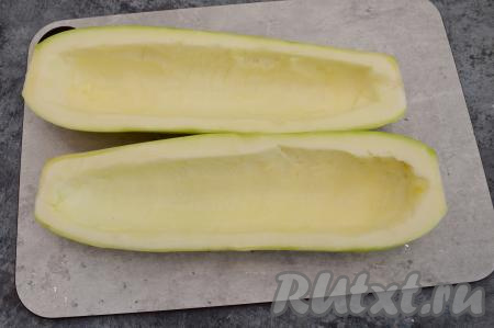 Вот такие две лодочки из кабачка получились. Втереть соль в лодочки внутри и снаружи.