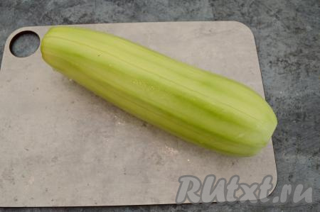 Кабачок очистить от кожуры.