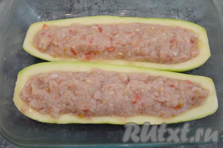 Разложить полученный фарш в кабачковые лодочки.