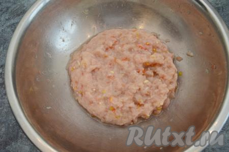 Хорошо перемешать получившийся фарш из овощей и индейки. Фарш должен быть немного жидковатым.