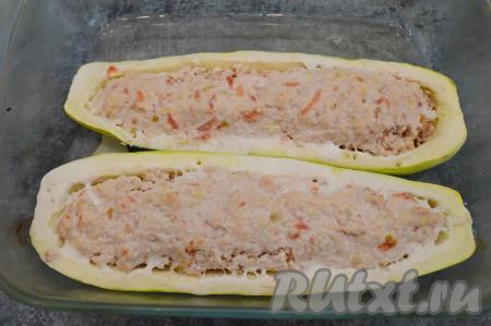 Лодочки из кабачков с индейкой переложить в форму для запекания и отправить в разогретую до 180 градусов духовку на 35-50 минут. Время запекания сильно зависит от сорта кабачка. Одни кабачки готовы через 35 минут, другие запекаются до 50 минут. Готовность проверяем по кабачку, если он прокалывается без усилий деревянной зубочисткой, значит можно доставать блюдо из духовки.