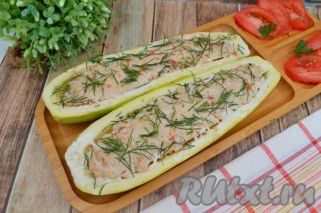 Аппетитные, вкусные лодочки из кабачка с индейкой достать из духовки, дать немного остыть и подать к столу. Дополнить блюдо можно свежими помидорами и зеленью.