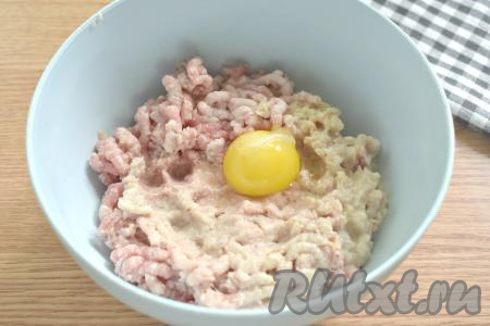 Свинину, лук, чеснок и отжатый от молока хлебный мякиш пропускаем через мясорубку. В получившийся мясной фарш разбиваем яйцо.
