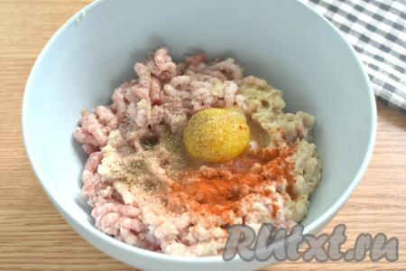 По вкусу солим фарш, сдабриваем специями (я использовала чёрный молотый перец и паприку).