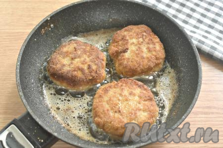 Разогреваем на сковороде растительное масло и обжариваем котлеты на огне выше среднего по 2 минуты с каждой стороны. Котлеты сверху покроются румяной корочкой, а внутри ещё будут не готовы.