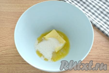 Сливочное масло для замешивания теста для вафель должно быть комнатной температуры, поэтому из холодильника его нужно достать заранее, постепенно оно согреется и станет мягким. Перекладываем мягкое масло в глубокую миску, всыпаем обычный сахар и ванильный, добавляем соль. Миксером (или венчиком) перемешиваем масло с сахаром и солью до однородности.