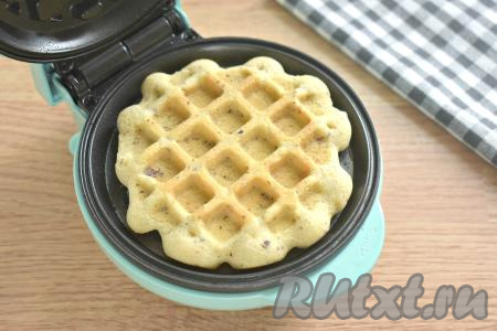 Накрываем тесто второй панелью и готовим ореховую вафлю до золотистого оттенка (продолжительность выпечки зависит от свойств вашей вафельницы, у меня каждая вафля выпекалась 3 минуты).