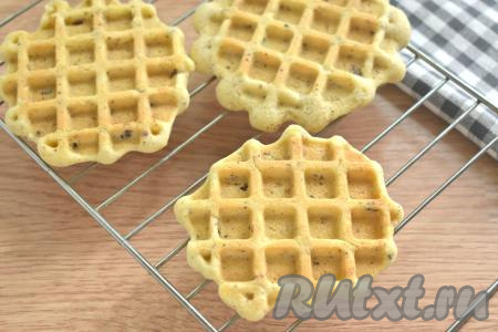 Готовую ореховую вафлю достаём из вафельницы и, для того чтобы она была хрустящей снаружи, кладём остывать на решётку. Внутри венская вафля имеет приятную песочную структуру. Постепенно выпекаем все вафельки из оставшегося теста. Всего у меня получились 6 больших вафель с орехами.