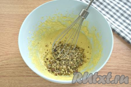 Ядра орехов (у меня - грецкие орехи) измельчаем удобным способом (я использовала погружной блендер). Если ореховая крошка будет неоднородная - ничего страшного. Измельчённые орехи добавляем в получившуюся масляно-яичную массу, перемешиваем.