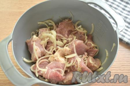 Перемешиваем руками кусочки свинины с луком и специями, стараясь хорошо мять лук, чтобы из него выделился сок, именно он хорошо размягчает мясо. Ставим миску с мясом в холодильник на 2 часа, чтобы свинина замариновалась.