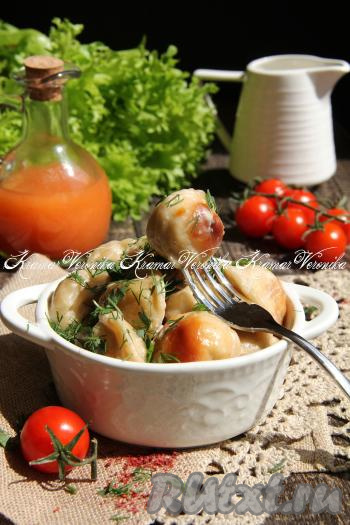 Разложить аппетитные, сочные пельмени вместе со сметанно-грибным соусом по тарелкам, посыпать, по желанию, нарезанной зеленью и сразу же подать к столу.